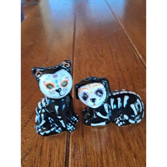 Cracker Barrel Mini Salt And Pepper Shakers Sugar Skull Dog And Cat Halloween - Picture 1 of 1